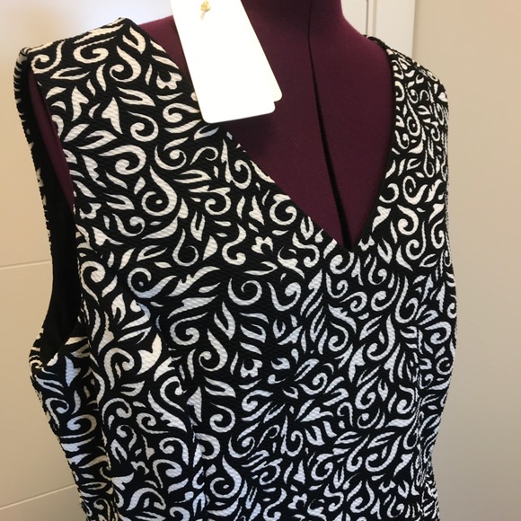 Haani Patterned V-neck Dress - Picture 6 of 6